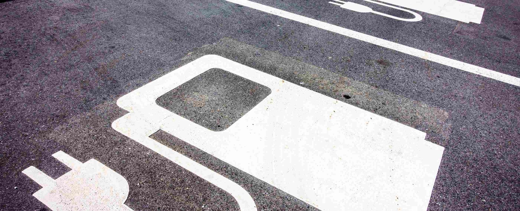 Image of E-AUTO LADESÄULE VERHALTENSREGELN: TIPPS FÜR RÜCKSICHTSVOLLES AUFLADEN