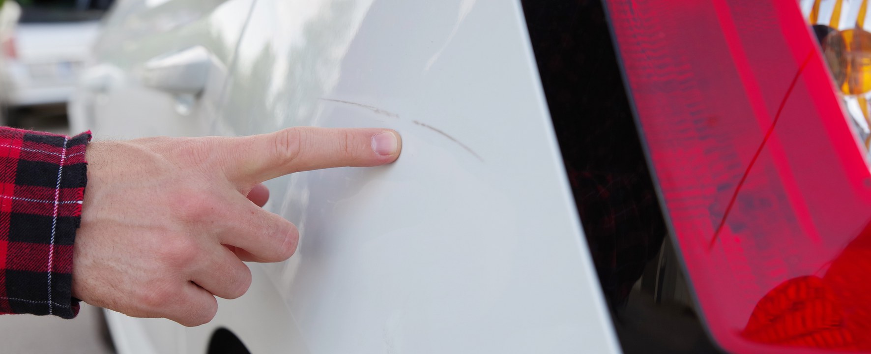 Image of Kratzer im Auto – wie Sie kleine Schäden selbst ausbessern können und wann Sie Ihr Auto besser in die Werkstatt stellen