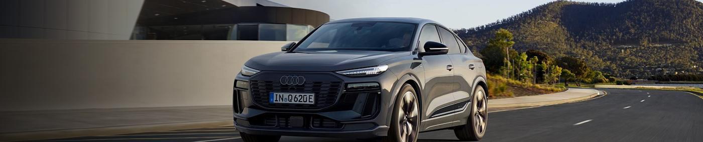 Performance, Fahrdynamik, Design: Audi übertrifft sich bei neuen Modellen immer wieder aufs Neue. Beim neuen Audi Q6 e-tron kommen überragende Reichweite und beeindruckende Ladetechnik auch dazu. Wir nehmen eine ganz besonders sportlich-verführerisches Version unter die Lupe: Den Audi Q6 Sportback e-tron, die beliebte SUV-Coupé-Variante für besonders designaffine Kunden. Mit nochmal mehr Leistung und mehr Reichweite als das reine SUV-Modell.