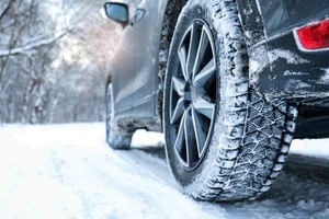 Preview Image of AUTO IM WINTER DRAUSSEN STEHEN LASSEN