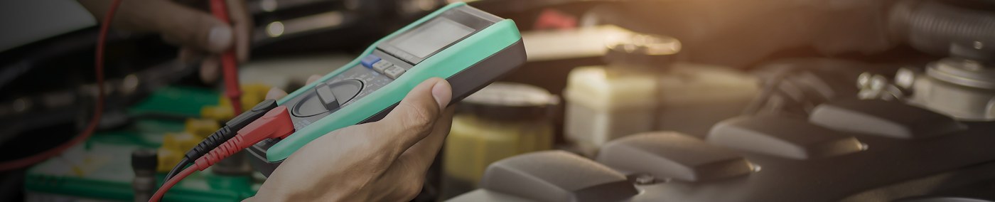 Wenn das Auto nicht anspringt, kann das schnell zu großen Problemen führen – besonders dann, wenn man zu spät zu einem Termin kommt oder nach einem Einkauf nach Hause fahren will. Doch woran kann das liegen, wenn das Fahrzeug plötzlich streikt?