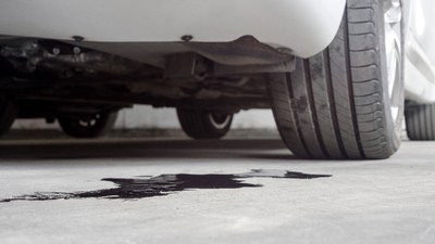 Auto verliert Öl: Ursachen & was tun