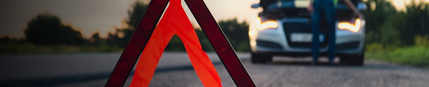 Wenn Ihr Auto plötzlich streikt – und das Fahrzeug auf der Autobahn oder im Nirgendwo liegenbleibt, kann dies gefährlich werden. Mit dem richtigen Verhalten schützen Sie sich, Mitfahrende und andere Verkehrsteilnehmer. Erfahren Sie hier Schritt für Schritt, was im Pannenfall zu tun ist.