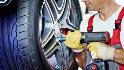 AUTOREIFEN WECHSELN: SICHER DURCH DIE SAISON
