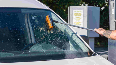 AUTOSCHEIBEN RICHTIG REINIGEN