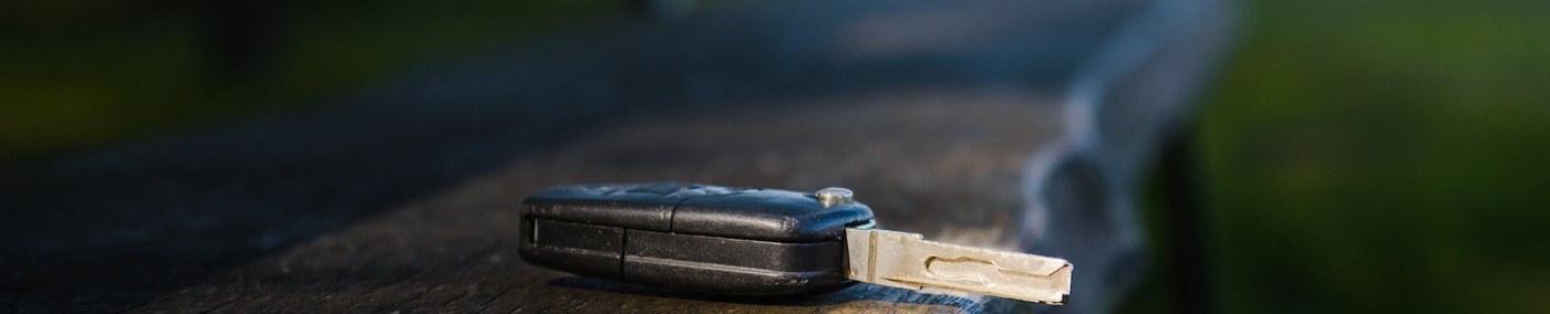 Der Moment, in dem Sie feststellen, dass Ihr Autoschlüssel verschwunden ist, fühlt sich womöglich wie ein kleiner Schock an. Doch keine Panik – auch wenn die Situation zunächst stressig wirkt, lässt sich das Problem mit kühlem Kopf und den richtigen Schritten entspannt und effizient lösen.