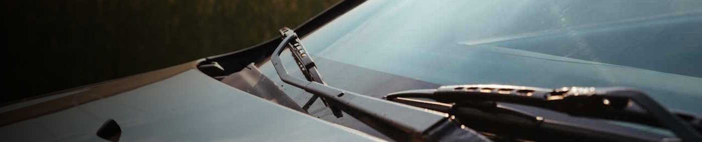 Sonnenbrille fürs Auto? So ähnlich! Eine professionelle Scheibentönung am Auto ist weit mehr als nur ein optisches Extra. – Warum sich das Autoscheiben tönen lohnt, welche Vorteile es bringt und worauf Sie achten sollten.