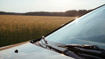 COOL & GESCHÜTZT: WARUM SICH DAS TÖNEN DER AUTOSCHEIBEN LOHNT