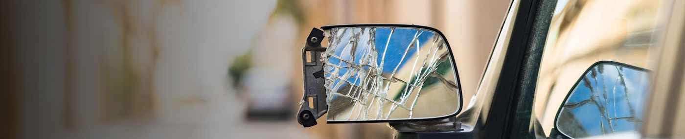 Ist das Fahren ohne Außenspiegel oder mit einem beschädigten Außenspiegel wirklich strafbar ? Ab wann gilt ein Spiegel denn als kaputt? All das erfahren Sie hier.