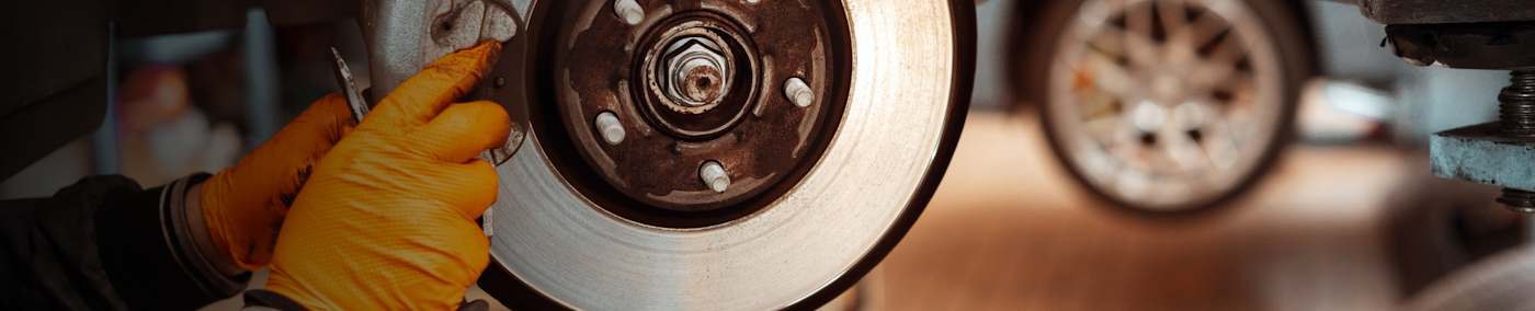 Radlager sind essenzielle Bauteile, die dafür sorgen, dass sich die Räder Ihres Fahrzeugs leichtgängig und stabil drehen. Sie tragen das Gesamtgewicht des Autos und gewährleisten ein gleichmäßiges Abrollen der Reifen. Umso wichtiger ist es zu wissen, wann etwas nicht mehr stimmt. In diesem Beitrag erfahren Sie, wie Sie ein defektes Radlager frühzeitig erkennen und richtig darauf reagieren.