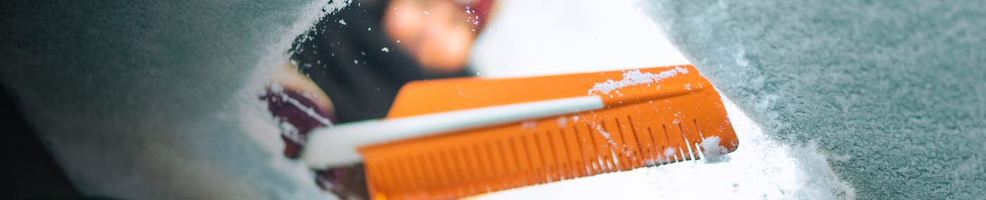 Ein verschneites Auto am Morgen hat etwas durchaus Romantisches … außer Sie haben’s eilig, kalte Finger und das Auto sieht aus wie ein kleiner Lawinenfund. Wer nun denkt: „Eh nur schnell bisschen Schnee runterwischen, das passt schon“, liegt falsch. Wer das Schnee-Entfernen vom Auto unterlässt oder falsch angeht, riskiert neben Kratzern und Ärger auch saftige Strafen.