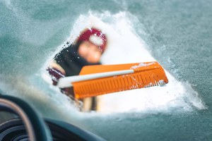 Preview Image of DEN SCHNEE VOM AUTO ENTFERNEN: DIESE FEHLER KÖNNEN TEUER WERDEN