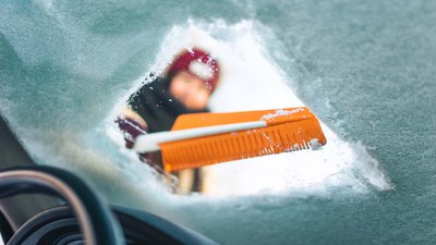 DEN SCHNEE VOM AUTO ENTFERNEN: DIESE FEHLER KÖNNEN TEUER WERDEN