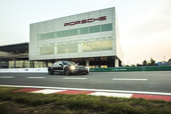 PORSCHE TAYCAN AUF TESTFAHRTEN UND TRIPLE RUN