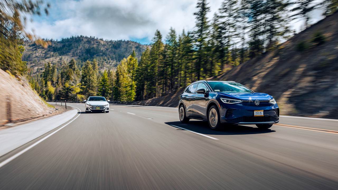 Zwei E-Autos auf der Autobahn
