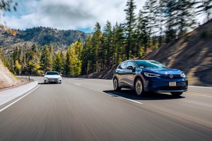 E-AUTO AUF DER AUTOBAHN: WELCHES IST BEI TEMPO 130 AM SPARSAMSTEN? Zwei E-Autos auf der Autobahn