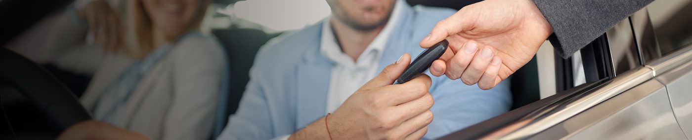 Der Wechsel des Fahrzeughalters ist ein wichtiger Schritt, der mit einigen Formalitäten verbunden ist. Damit der Prozess reibungslos verläuft und Sie schnell alle nötigen Unterlagen erhalten, ist es wichtig, bestimmte Dinge zu beachten. Damit Ihnen das erspart bleibt, erfahren Sie in diesem Beitrag, welche die häufigsten Stolperfallen sind und wie Sie den Halterwechsel ohne Probleme abschließen.