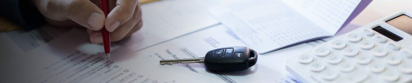 Ein neues Auto gekauft? Umgezogen? Kennzeichen verloren? Dann führt kein Weg an der Kfz-Zulassung vorbei. Hier erfahren Sie Schritt für Schritt, welche Dokumente Sie dafür benötigen und worauf Sie unbedingt achten sollten.