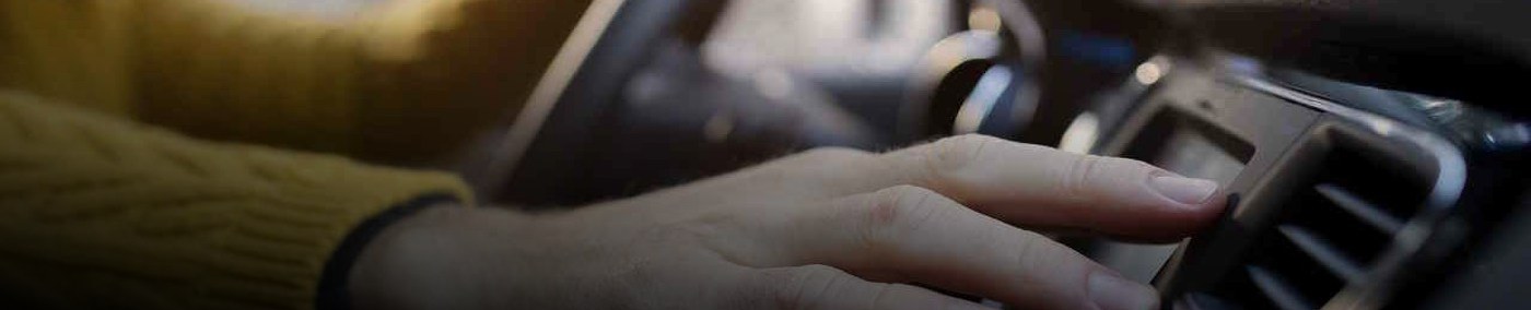 Kaum etwas ist unangenehmer, als an einem heißen Sommertag ins Auto zu steigen, die Klimaanlage einzuschalten und statt angenehmer Frische von einem modrigen Geruch empfangen zu werden. Mit ein wenig Know-how und den richtigen Handgriffen sorgen Sie eigenständig und unkompliziert für eine saubere, frische Luft.