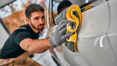 LACKPFLEGE BEIM AUTO