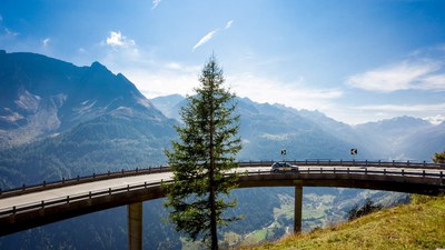 MIT DEM AUTO IN DIE SCHWEIZ