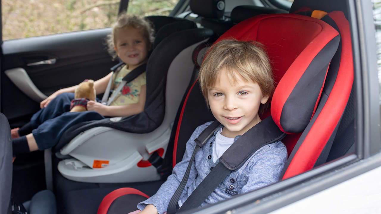 Preview Image of MIT KINDERN IM AUTO UNTERWEGS