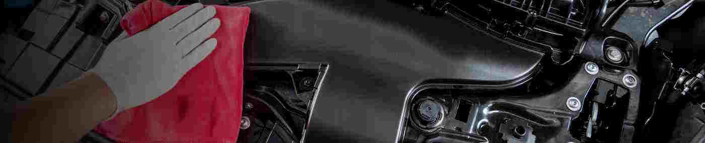 Wie sinnvoll ist das Reinigen des Motorraums wirklich? Was ist bei der Motorwäsche des Autos erlaubt und was nicht? Wir haben uns das Thema genauer angesehen und liefern die wichtigsten Tipps und Infos zur Motorreinigung und was Sie dabei unbedingt beachten sollten.