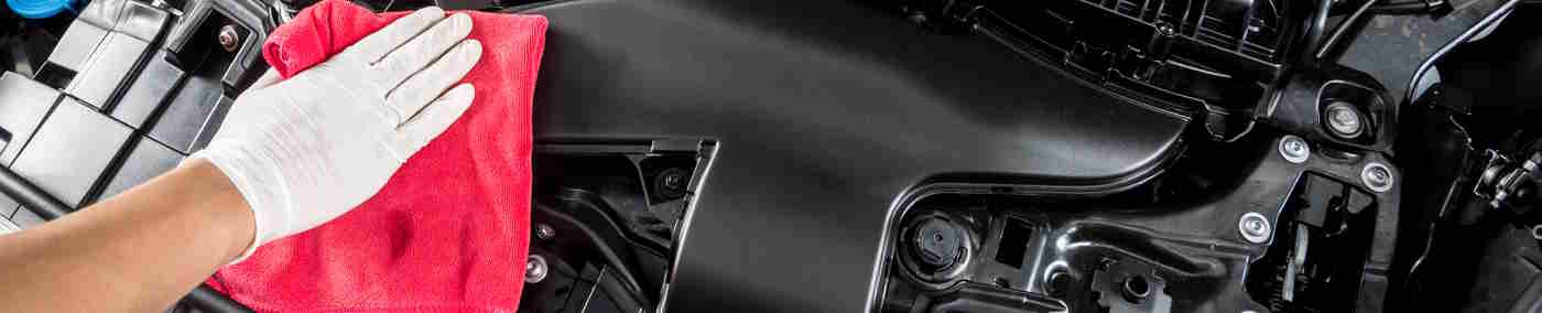 Wie sinnvoll ist das Reinigen des Motorraums wirklich? Was ist bei der Motorwäsche des Autos erlaubt und was nicht? Wir haben uns das Thema genauer angesehen und liefern die wichtigsten Tipps und Infos zur Motorreinigung und was Sie dabei unbedingt beachten sollten.