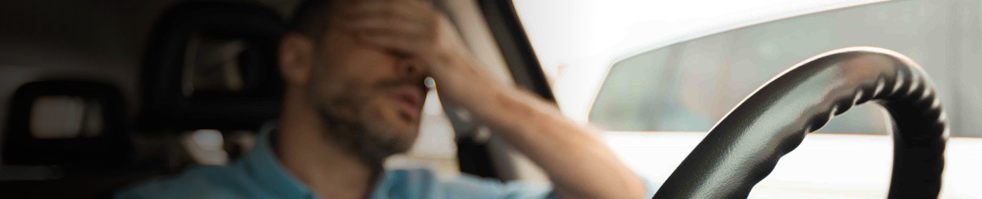 Sie sitzen bereits eine Weile im Auto und die Straße zieht sich scheinbar endlos vor Ihnen hin. Plötzlich merken Sie: Ihre Augen werden immer schwerer, Ihre Konzentration lässt nach. Ob auf der Fahrt in den Urlaub oder auf dem Weg zu einem Geschäftstermin – Müdigkeit am Steuer ist eine große Gefahr und Jahr für Jahr einer der häufigsten Unfallverursacher.