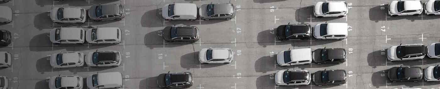 Wer mit dem Auto in Wien unterwegs ist, weiß: Die Parkplatzsuche kann schnell zur kleinen Stadtrallye werden. Doch keine Panik: Mit ein bisschen Planung und dem richtigen Insiderwissen wird das Parken in Wien ganz unkompliziert und entspannt.