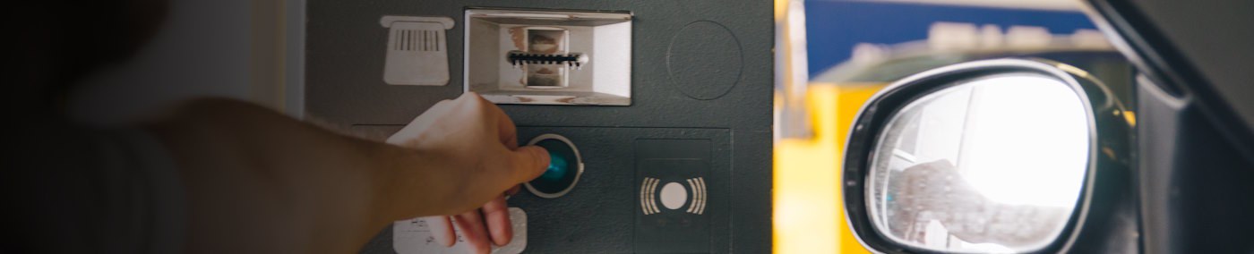 Da das Parken für mehrspurige Kraftfahrzeuge in ganz Wien seit März 2022 zu festgelegten Zeiten kostenpflichtig ist, können Wiener Anrainer ein Parkpickerl beantragen, mit dem sie Ihr Auto ohne zeitliche Begrenzung und zusätzliche Kosten in ihrem Bezirk abstellen können. Wir haben die wichtigsten Infos rund ums Parkpickerl.