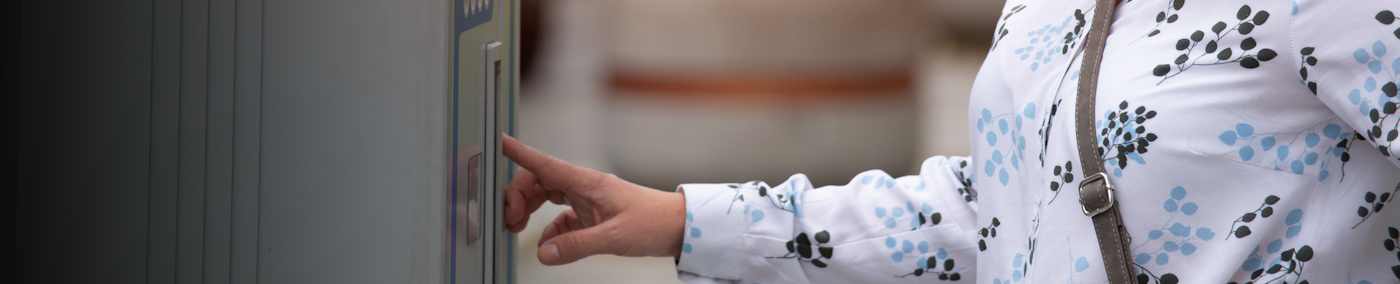 Da das Parken für mehrspurige Kraftfahrzeuge in ganz Wien seit März 2022 zu festgelegten Zeiten kostenpflichtig ist, können Wiener Anrainer ein Parkpickerl beantragen, mit dem sie Ihr Auto ohne zeitliche Begrenzung und zusätzliche Kosten in ihrem Bezirk abstellen können. Wir haben die wichtigsten Infos rund ums Parkpickerl.