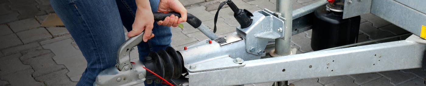 Ob Wohnwagen, Anhänger mit Grünschnitt oder Pferedeanhänger: Wer mit seinem Auto etwas ziehen will, braucht zum einen das geeignete Fahrzeug und zum anderen die entsprechende Lenkberechtigung. Vor allem aber müssen Sie beim Ziehen von Anhängern darauf achten, dass Sie die Gewichtslimits nicht überschreiten. Wir haben das Wichtigste für Sie zusammengefasst.