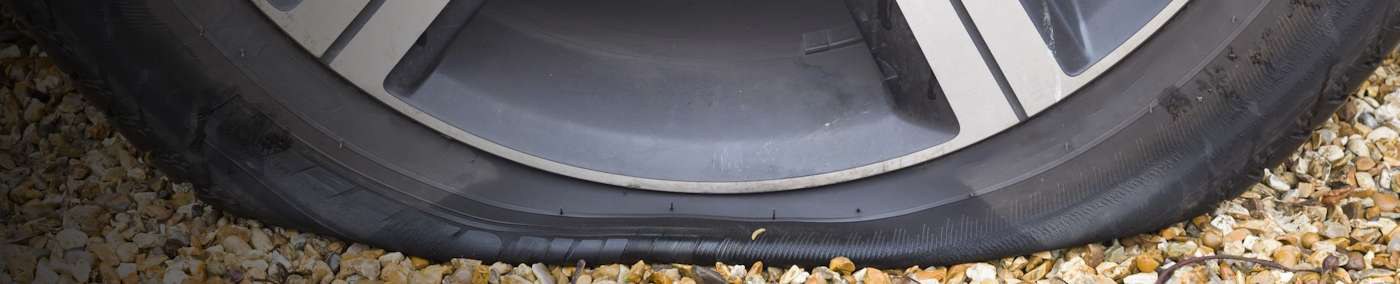 So selten ein Reifenplatzer auch vorkommt – im Ernstfall kann er äußerst gefährlich werden.. Insbesondere bei erhöhter Geschwindigkeit besteht ein erhebliches Risiko, die Kontrolle über das Fahrzeug zu verlieren. In diesem Beitrag erfahren Sie, welche Ursachen hinter einem Reifenplatzer stecken, wie Sie Warnzeichen erkennen – und wie Sie im Ernstfall richtig reagieren.