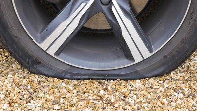 REIFENPLATZER: URSACHEN & UNVERZICHTBARE NOTFALLTIPPS