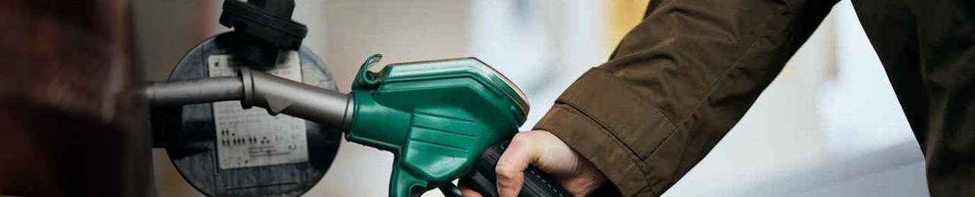 Als Autofahrer gehört Tanken zum Alltag, aber viele wissen nicht, dass dabei Fehler passieren können. Falscher Kraftstoff, zu voll tanken oder Unaufmerksamkeit – kleine Fehler können große Folgen haben. Dabei ist richtiges Tanken einfach, wenn man wichtige Punkte beachtet. In diesem Beitrag erfahren Sie, wie Sie Ihr Auto sicher und korrekt betanken, was Sie vermeiden sollten und wie Sie Geld sparen können.
