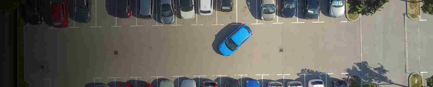 Endlich gefunden – der perfekte Parkplatz! Nach einer gefühlten Ewigkeit des Herumkurvens im überfüllten Parkhaus ist endlich die lang ersehnte Lücke frei. Doch einmal einen Parkplatz entdeckt, stellen sich viele Autofahrer*innen die Frage: Soll ich vorwärts oder doch lieber rückwärts einparken? Rückwärts einparken mag zwar auf den ersten Blick komplizierter wirken, bringt aber einige Vorteile mit sich. Wie Sie das Einparkmanöver in wenigen Schritten stressfrei und präzise meistern (auch ohne Rückfahrkamera oder Parksensoren), erfahren Sie hier!