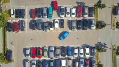 RÜCKWÄRTS EINPARKEN: SCHRITT FÜR SCHRITT ZUR PERFEKTEN TECHNIK