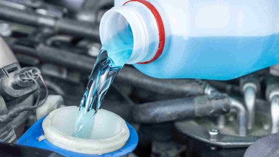 SCHEIBENWISCHWASSER RICHTIG NACHFÜLLEN: SO FUNKTIONIERT'S