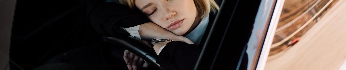 Es ist nur ein kurzer Moment, der fatale Folgen haben kann. Sekundenschlaf am Steuer macht Ihr Auto zur Gefahr für alle. Wie Sie Warnzeichen erkennen und den Mikro-Nap vermeiden, lesen Sie hier.