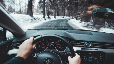 SICHER SITZEN IM AUTO - SO STELLEN SIE DIE SITZPOSITION KORREKT EIN