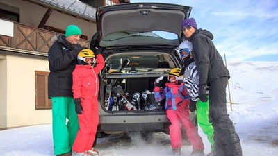 SKI IM AUTO TRANSPORTIEREN