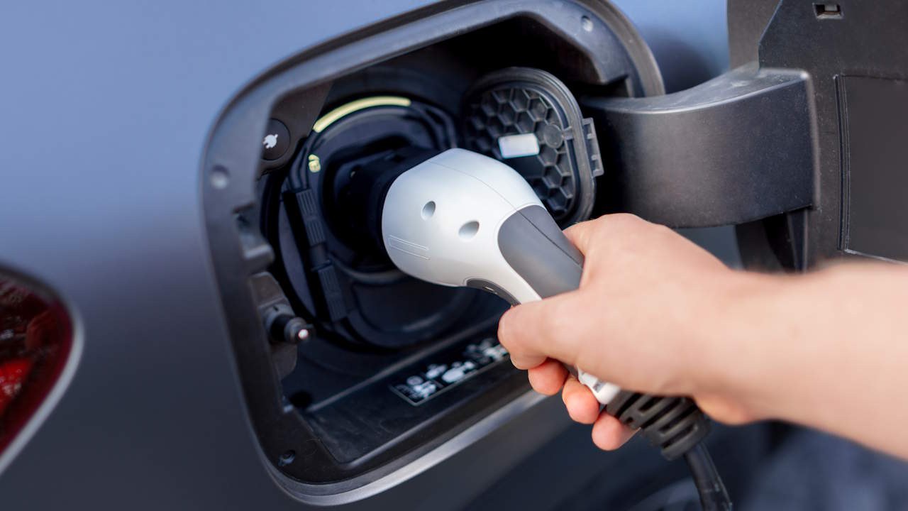 Preview Image of SO LADEN SIE IHR ELEKTROAUTO RICHTIG