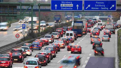 STAU-STELLEN AUF AUTOBAHNEN IM SOMMER