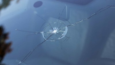 STEINSCHLAG IN DER WINDSCHUTZSCHEIBE: SOFORTMAßNAHMEN & REPARATURTIPPS