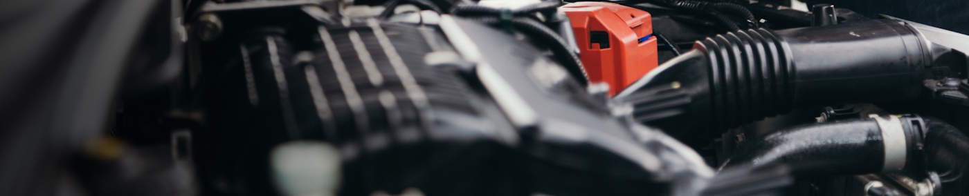 Die beiden Systeme Steuerkette und Zahnriemen erfüllen eine zentrale Rolle im Motor, bringen aber unterschiedliche Vorteile und Herausforderungen mit sich. Welche Lösung für Ihr Fahrzeug die bessere ist, hängt von verschiedenen Faktoren ab. In diesem Beitrag erfahren Sie alles über die richtige Entscheidung und worin sich die beiden Antriebssysteme unterscheiden.