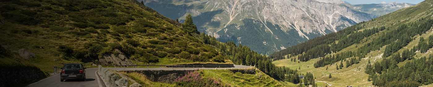 Lange Autofahrten können nicht nur körperlich, sondern auch mental sehr anstrengend sein. Endlose Staus, aufkommende Müdigkeit oder ziehende Rückenschmerzen können jede Reise schnell zur Geduldsprobe machen. Deshalb haben wir für Sie die wichtigsten Tipps zusammengestellt, wie Sie lange Autofahrten optimal planen und Ihre Reise dadurch deutlich angenehmer gestalten können.