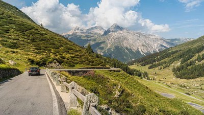 TIPPS FÜR LANGE AUTOFAHRTEN: FIT & FOKUSSIERT ANS ZIEL
