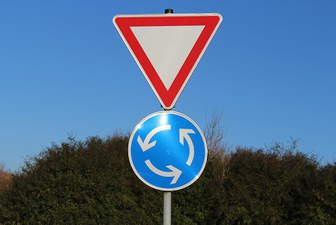 VORRANG IM KREISVERKEHR IN ÖSTERREICH