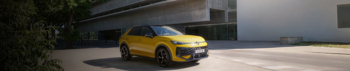 Er zählt zu den Autos, die man ständig sieht und oftmals nicht so bewusst wahrnimmt – weil sie präsent sind, ohne zu protzen. Der neue VW T-Roc. Erfolgreich, beliebt und praktisch. Die zweite Generation wird das nun etwas ändern. Denn der neue VW T-Roc ist selbstbewusster, bietet Komfort und Ausstattung von höherklassigen Modellen sowie innovative Antriebe und schlaue Features.